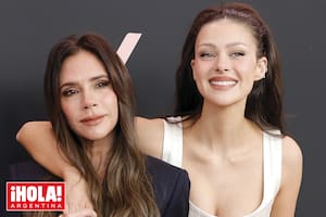 Nicola Peltz con su suegra, Victoria Beckham, que también es su gurú de estilo. Juntas en la presentación de Lola, una película dirigida por Nicola. Ella lleva un conjunto blanco de top y pantalón diseñado por Victoria.