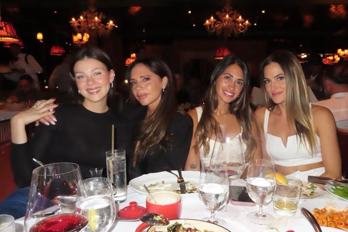 Nicola Peltz, esposa de Brooklyn Beckham, Victoria Beckham, Antonela Roccuzzo y Elena Galera participaron en una cena que se viralizó en Instagram