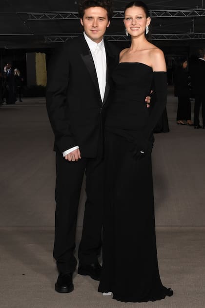 Nicola Peltz y Brooklyn Beckham, un matrimonio que se viste en sintonía. Para esta ocasión, la modelo eligió un vestido strapless y guantes largos de Givenchy.