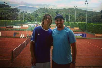 Nicolás Eli y su coach, Andrés Chalcoff, protagonistas de una acción solidaria en Cañuelas: la cantidad de aces anotados transformados en paquetes de fideos para un merendero.