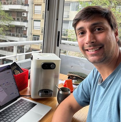 Nicolás Antuña con un prototipo de Mati, el cebador automático de mate