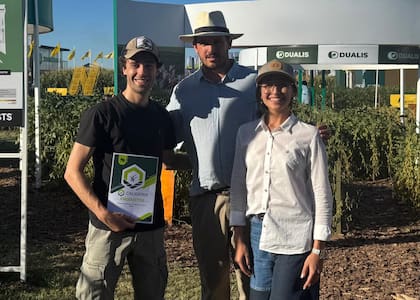Nicolás Barbarosch junto a parte de su equipo de trabajo