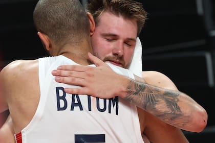 Nicolas Batum, de Francia, abraza a Luka Doncic, de Eslovenia, tras la semifinal de los Juegos Olímpicos de Tokio 2020