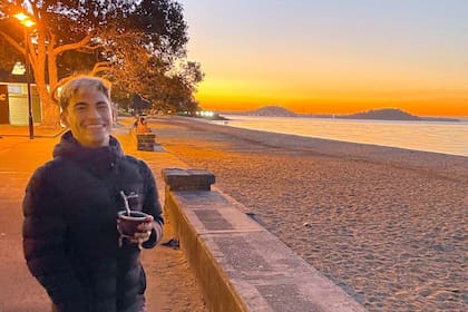 Nicolás Bobadilla en Auckland, la ciudad neozelandesa más grande: es también un lugar donde se puede relajarse, con algo de abrigo y mate ante una puesta de sol pictórica; el chubutense quiere quedarse allá "para siempre".