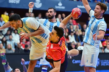 Nicolás Bonanno no logra contener a Adrián Figueras Trejo; atestiguan la jugada Lucas Moscariello y Pablo Vainstein.