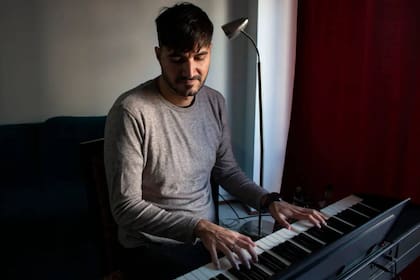 Nicolás Bugnot perdió gran parte de sus amigos de la comunidad religiosa al decidir dejar las terapias; hoy está en pareja, es consultor psicológico y asegura que tiene su propia visión de Dios y de él mismo