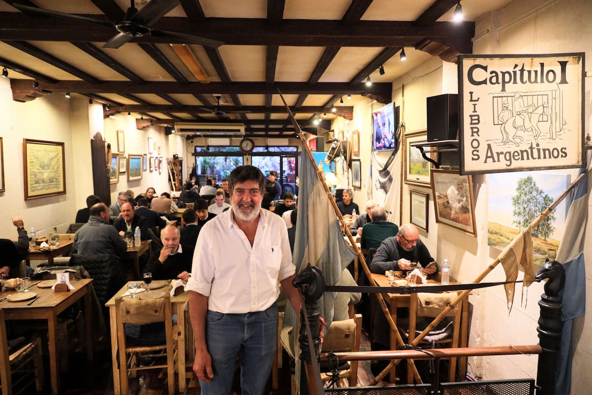 Nicolás Bunge sonriente en el salón de su restaurante, un verdadero homenaje a la cultura argentina