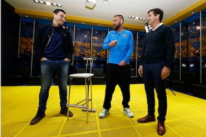 Nicolás Burdisso, Daniele De Rossi y Christian Gribaudo, en el vestuario local del estadio boquense.
