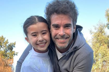 Nicolás Cabré compartió en las redes esta foto del reencuentro con su hija Rufina, después de uno de los viajes que hizo la menor a Europa con la China