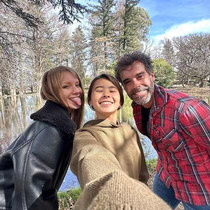 Nicolás Cabré y Rocío Pardo con Rufina, la hija del actor