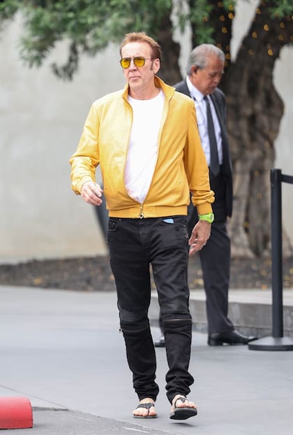 Nicolas Cage, a su vez, estuvo haciendo compras y llamó la atención su original chaqueta amarilla y sus despojadas sandalias