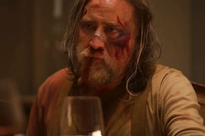 Cage, en una escena de su última película Longlegs: Coleccionista de almas. Con más de 100 films en su haber, su carrera recorrió todos los terrenos, éxitos y fracasos, así como lo hizo su vida personal. El año pasado aseguró que iba a dejar la actuación en poco tiempo: "Estaba haciendo balance del tiempo que me quedaba. Pensé: 'Mi padre murió a los 75, yo voy a cumplir 60. Si tengo suerte, me quedan unos 15 años, ojalá más. ¿Qué quiero hacer con esos 15 años, tomando a mi padre como modelo?'. Se me ocurrió muy claramente que quiero pasar tiempo con mi familia”, reflexionó