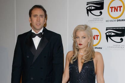 Nicolas Cage junto a Lisa Marie Presley en el 2001