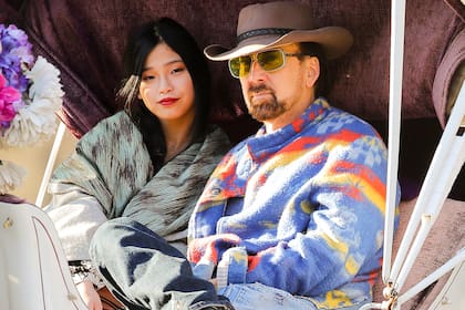 Nicolas Cage y su flamante mujer,  Riko Shibata, se pasearon en carruaje por el Central Park en Nueva York, después de casarse en Las Vegas
