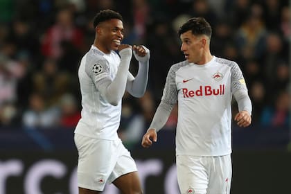 Nicolás Capaldo al lado de Chukwubuike Adamu, que festeja el gol con el que tuvo 70 minutos en ventaja a Red Bull Salzburg contra Bayern por la Champions League.