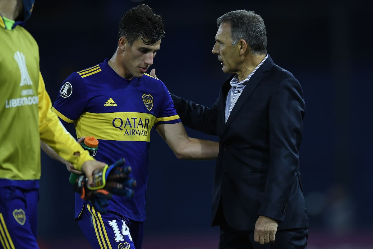 Nicolás Capaldo conversa con Miguel Angel Russo; empezó como mediocampista en Boca, pero el DT lo usó como lateral por la derecha