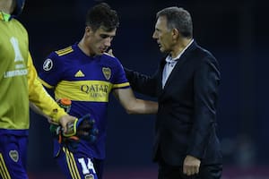 Nicolás Capaldo conversa con Miguel Angel Russo; empezó como mediocampista en Boca, pero el DT lo usó como lateral por la derecha
