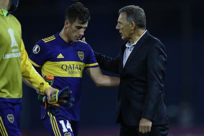 Nicolás Capaldo conversa con Miguel Angel Russo; empezó como mediocampista en Boca, pero el DT lo usó como lateral por la derecha