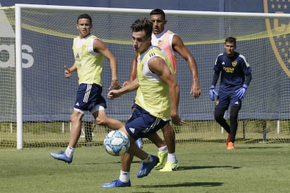 Una escena de un entrenamiento de Boca; el club xeneize, como los otros cuatro que compiten en Copa Libertadores, quiere volver cuanto antes a las prácticas. Dependerá del avance de la pandemia.