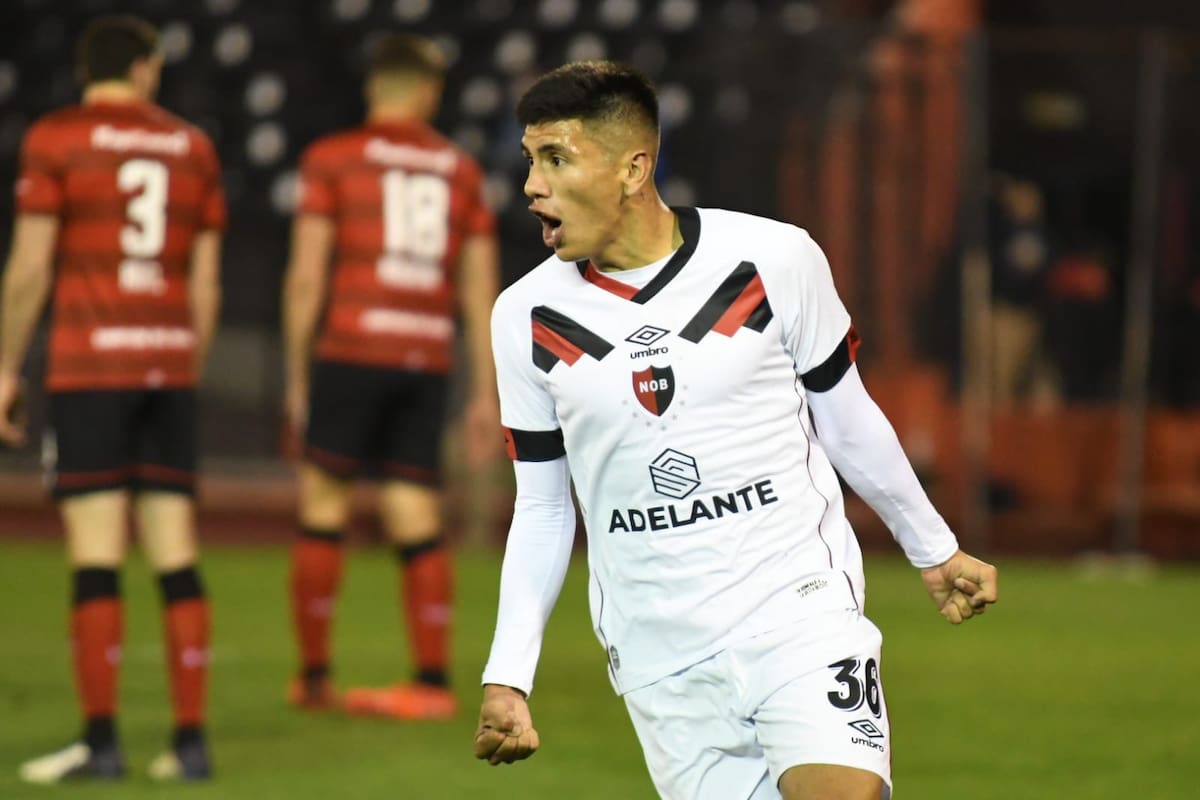 Nicolás Castro jugó un gran partido para Newell's y ante Estudiantes, con dos goles y una asistencia