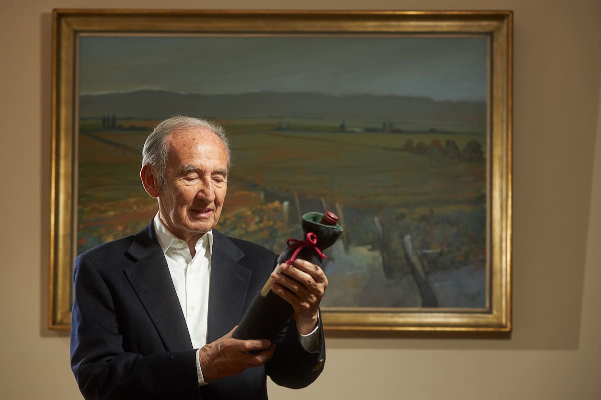 Nicolás Catena con una inconfundible botella de su Estiba Reservada