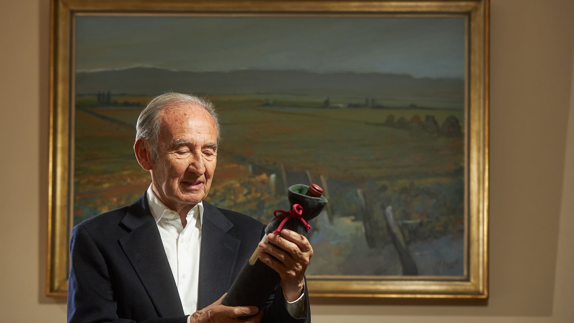 Nicolás Catena con una inconfundible botella de su Estiba Reservada