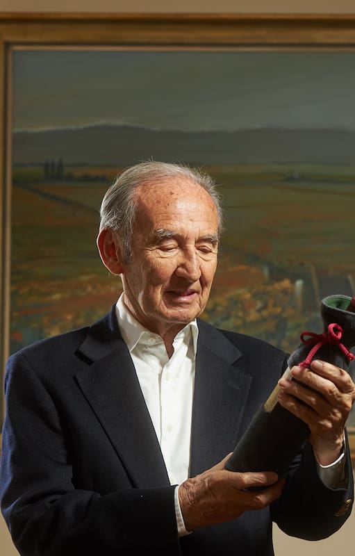 Nicolás Catena con una inconfundible botella de su Estiba Reservada