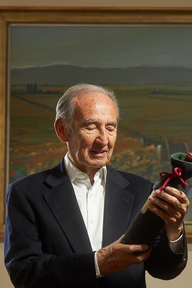 Nicolás Catena con una inconfundible botella de su Estiba Reservada
