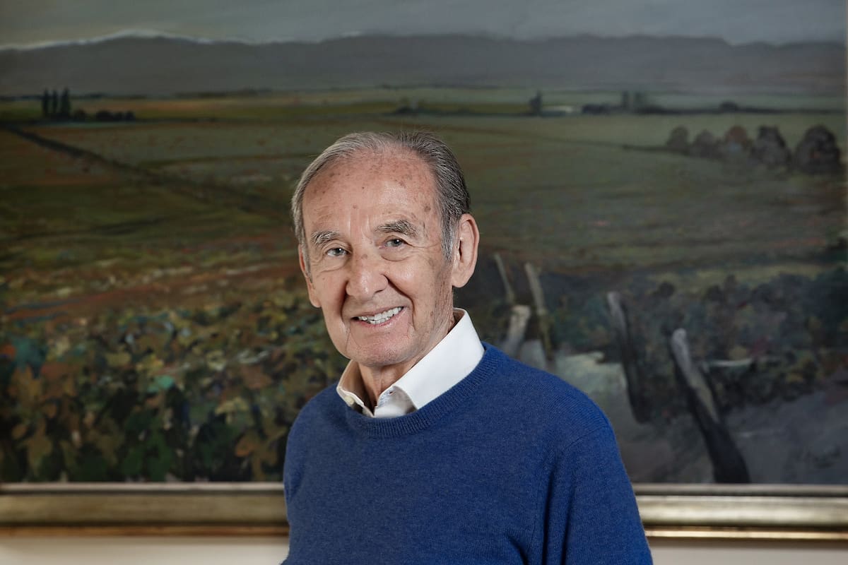 Nicolás Catena Zapata; detrás, un cuadro de Carlos Alonso que recrea los viñedos de Tunuyán, Mendoza