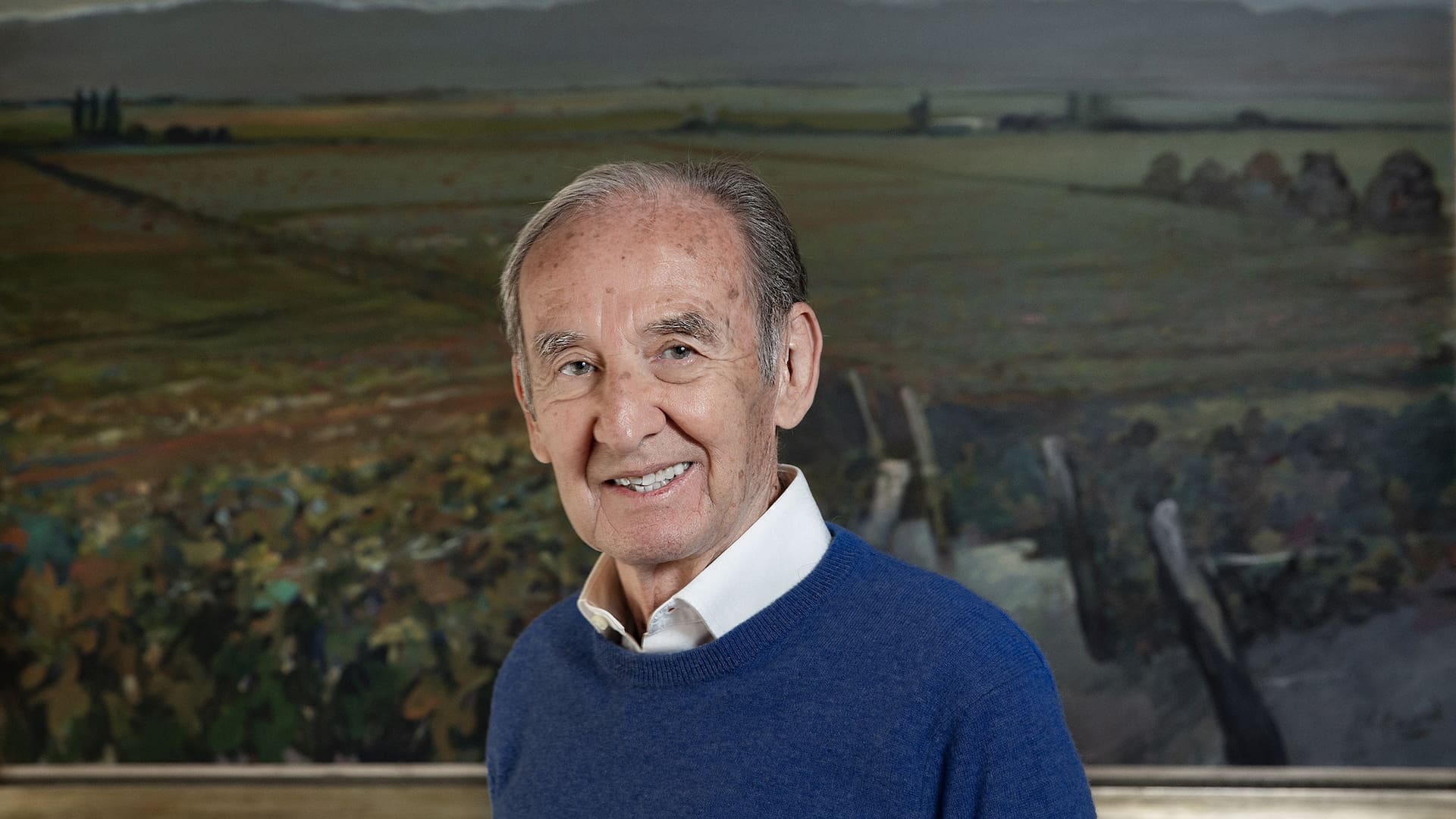 Nicolás Catena Zapata; detrás, un cuadro de Carlos Alonso que recrea los viñedos de Tunuyán, Mendoza