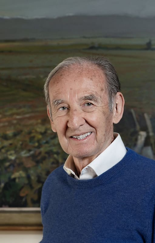 Nicolás Catena Zapata; detrás, un cuadro de Carlos Alonso que recrea los viñedos de Tunuyán, Mendoza