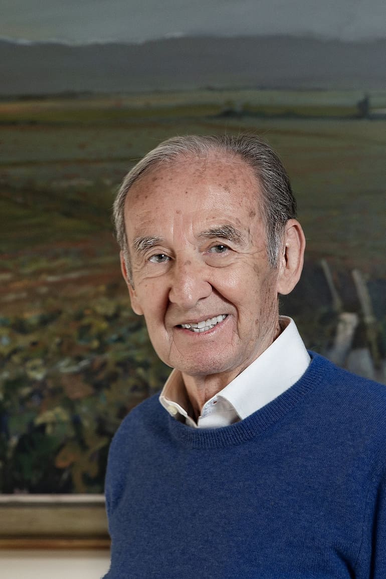 Nicolás Catena Zapata; detrás, un cuadro de Carlos Alonso que recrea los viñedos de Tunuyán, Mendoza