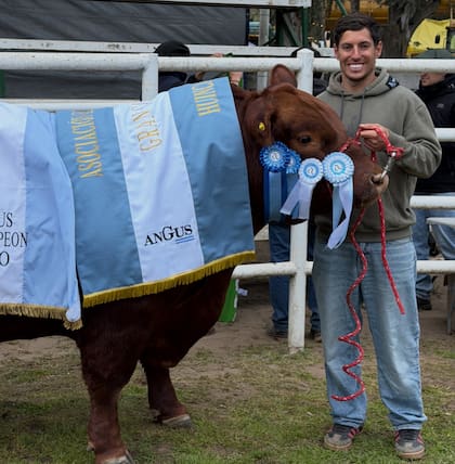 Nicolás Cavigliasso, campeón del Dakar, sumó un Gran Campeón Macho Angus