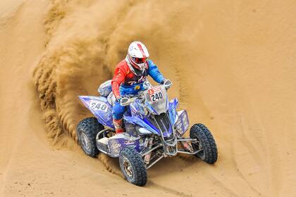 Nicolas Cavigliasso, el corredor número 240 que lidera la clasificación en cuatriciclos.