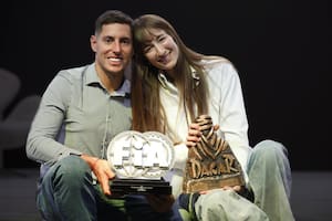 Nicolás Cavigliasso y Valentina Pertegarini, en la redacción de LA NACION. Este año ganaron el Dakar y se consagraron campeones mundiales del Campeonato Mundial de Rally Raid