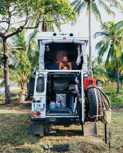 Nicolas Chazee y Mathilde Vougny convirtieron un Land Rover Defender en una pequeña casa rodante