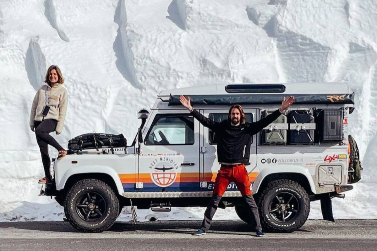 Nicolas Chazee y Mathilde Vougny dan la vuelta al mundo en un Land Rover Defender llamado Albatross.