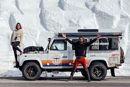 Nicolas Chazee y Mathilde Vougny dan la vuelta al mundo en un Land Rover Defender llamado Albatross.