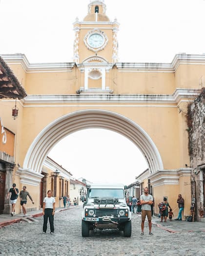 Nicolas Chazee y Mathilde Vougny junto con su Land Rover Defender llamado Albatross en Antigua, Guatemala