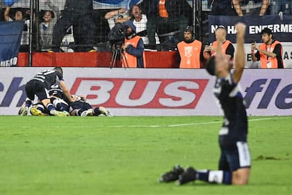 Nicolás Colazo ya medió el tremendo gol con el que respiró Gimnasia, que se mantiene en Primera División