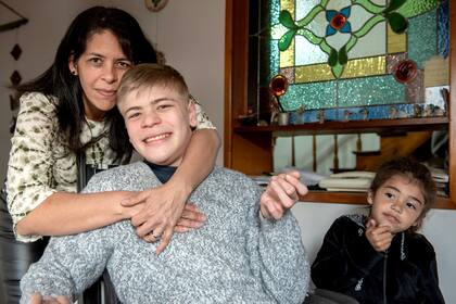 Nicolás con su mamá y su hermana