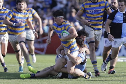 Nicolás D'Amorim es detenido con un tackle, pero hubo momentos en que a CUBA se le hizo muy difícil contener a Hindú, que ratificó en la primera semifinal que es el mejor conjunto de Buenos Aires; debe refrendarlo en la final del próximo sábado, frente a Newman o SIC.