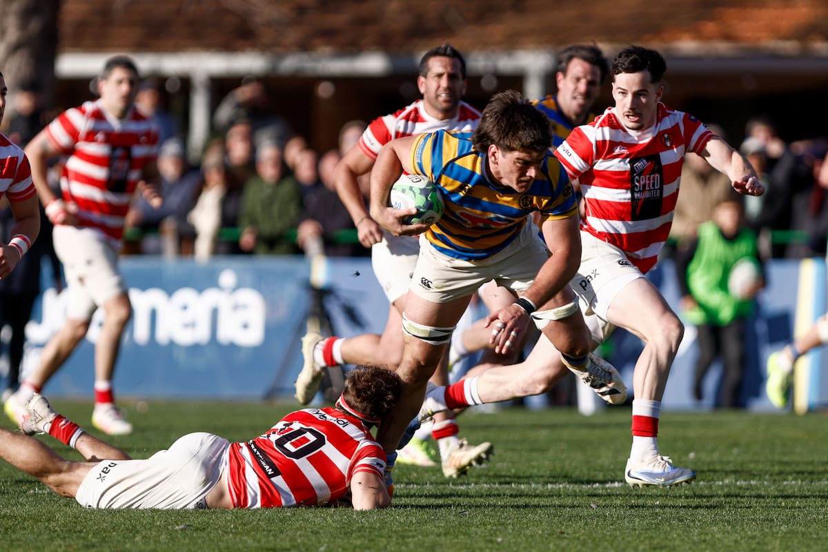 Nicolás D’Amorim tracciona contra el tackle de Bautista Canzani desde el suelo y delante de Rocco Testoni; Hindú atropelló a Hindú con un remontada de 29-3 en el Top 14 de URBA.