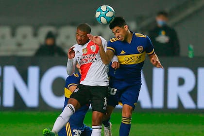Nicolás De la Cruz ante Ramírez, en un River vs. Boca