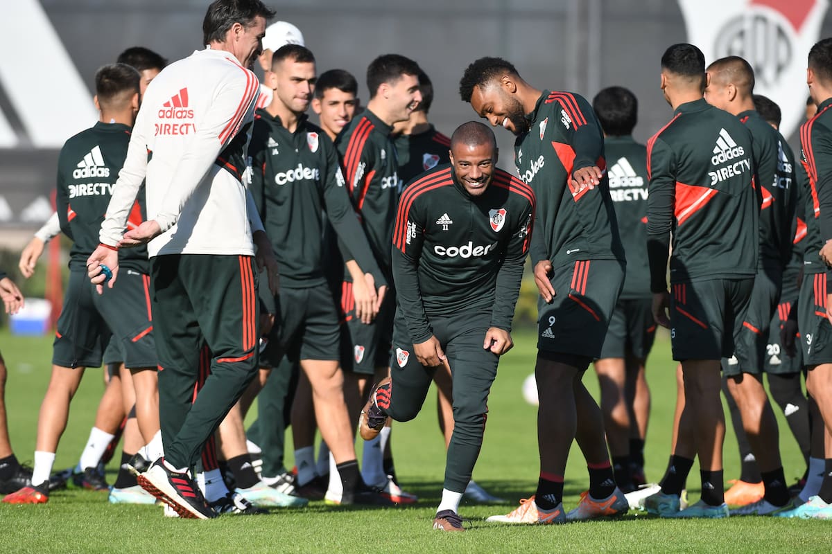 Nicolás De la Cruz, en el centro de la imagen en un momento de distensión del entrenamiento de River