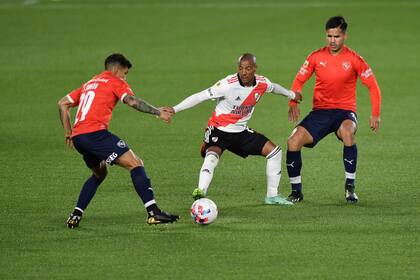 Nicolás De la Cruz, encerrado entre Lucas Romero y Sergio Barreto; River e Independiente se miden por la 10° fecha del Torneo 2021