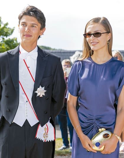 Nicolás de Monpezat, hijo del príncipe Joaquín y miembro del círculo cercano del novio, con su novia desde hace ocho años, la modelo Benedikte Thoustrup