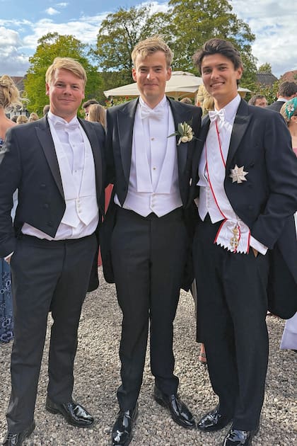 Nicolás de Monzepat posa con el novio y uno de sus amigos