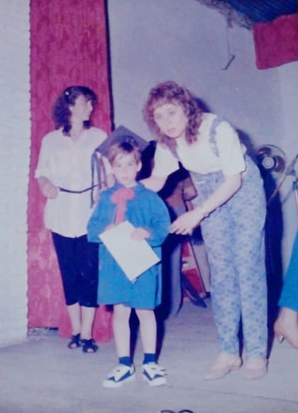 Nicolás del Caño (en la imagen, egresado del jardín, con birrete y moño colorado) recuerda con cariño a su maestra de primer grado porque le enseñaba a ser solidario