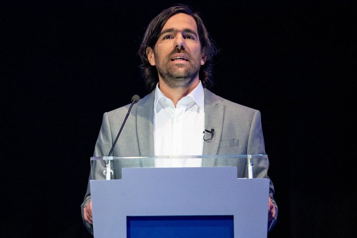 Nicolás del Caño exponiendo en el debate